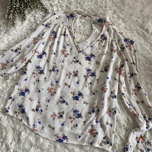 American Eagle Outfitters Tops - ✨3/$12✨American Eagle Floral Flare Blouse